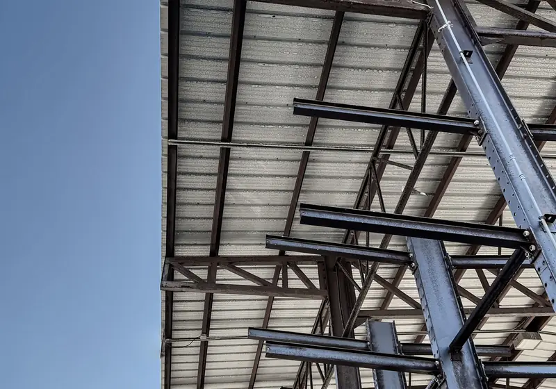 Estructura metálica de cubierta vista desde abajo