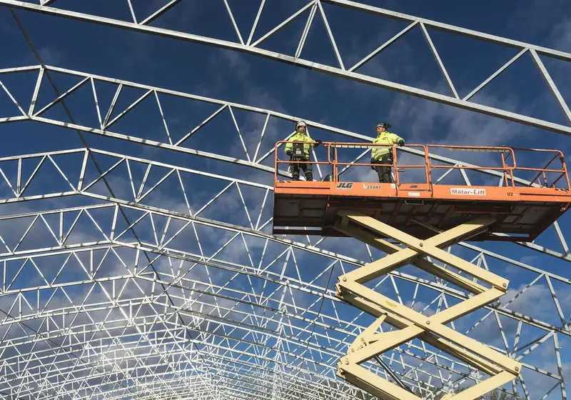Estructura de cabriadas metálicas en montaje